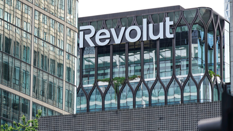 Revolut массово закрывает счета россиян без ВНЖ в ЕС