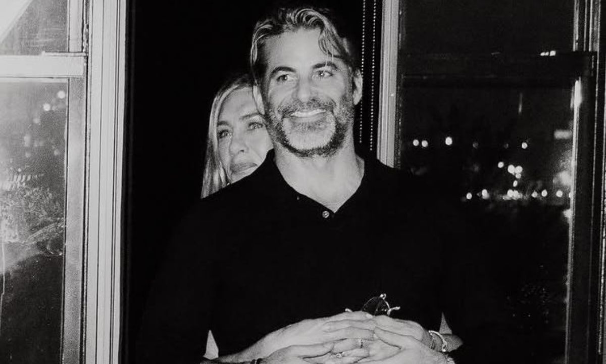 Энистон впервые показала фото с возлюбленным-гипнологом