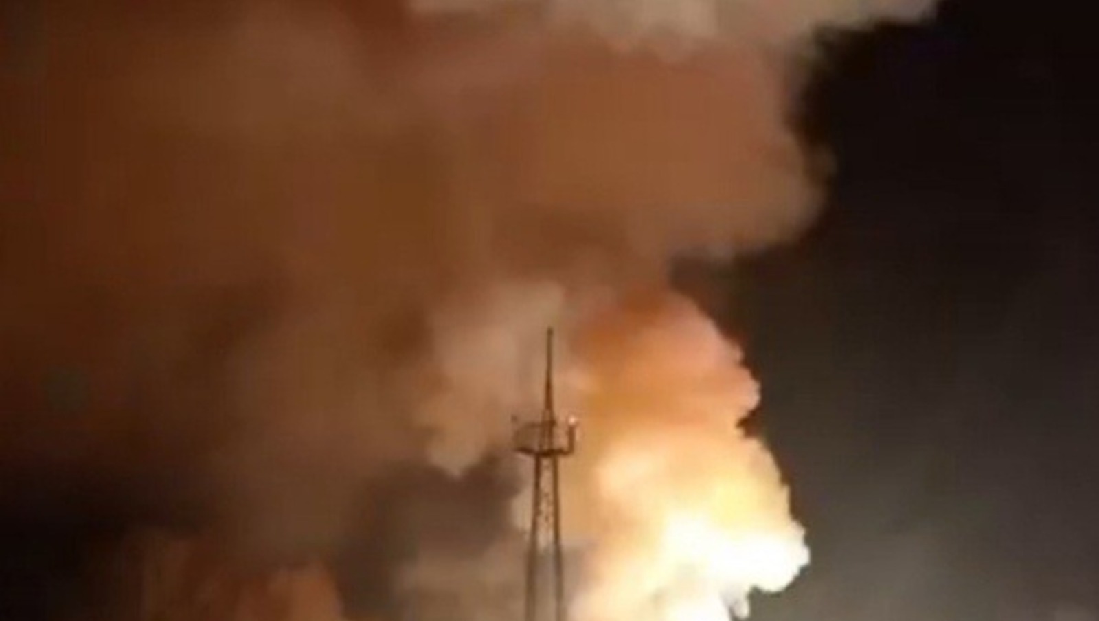 Взрыв обрушил цех на заводе в Стерлитамаке