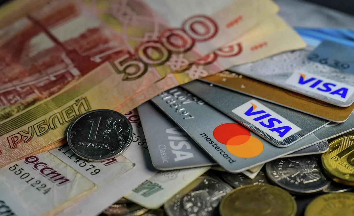 Блокируют переводы между своими счетами: юрист назвал главные риски