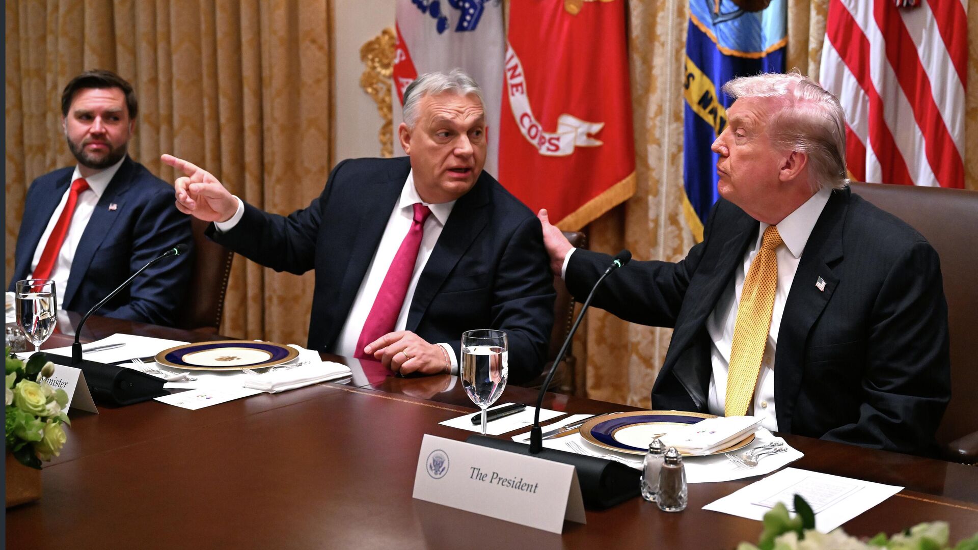 США разрешили Венгрии покупать нефть и газ у России