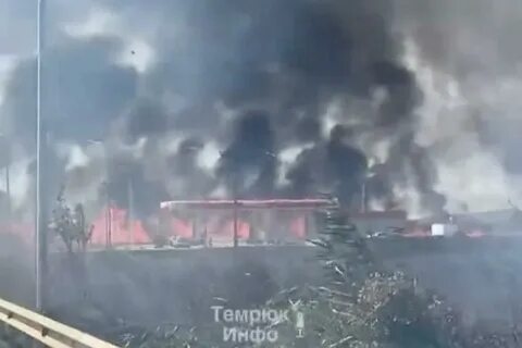 На Кубани атака дронов: пожар в порту Темрюк, эвакуация, остановка аэропорта Сочи