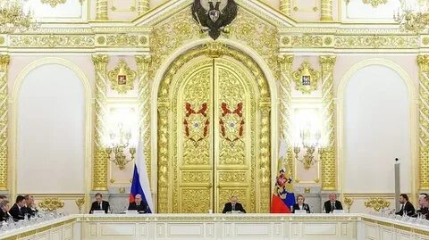 Путин поручил немедленно начать структурную перестройку экономики РФ