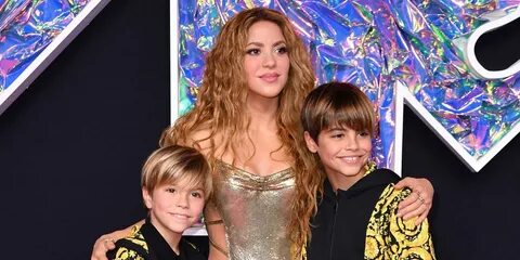 Шакира и сыновья: Музыкальный дуэт на концерте в Аргентине 🎤