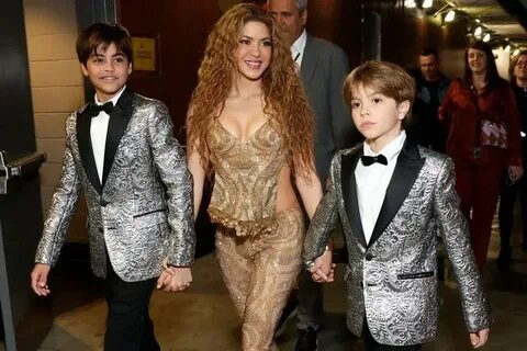 Шакира и сыновья: Музыкальный дуэт на концерте в Аргентине 🎤