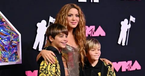 Шакира и сыновья: Музыкальный дуэт на концерте в Аргентине 🎤