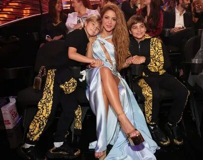 Шакира и сыновья: Музыкальный дуэт на концерте в Аргентине 🎤