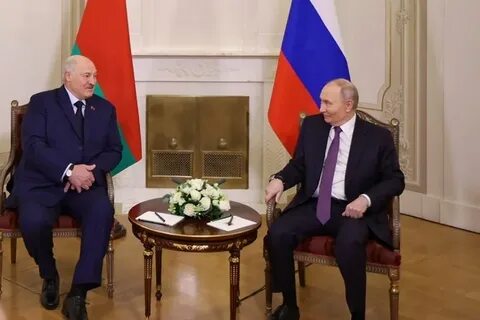 Лукашенко вручил Путину картину с Валаамом