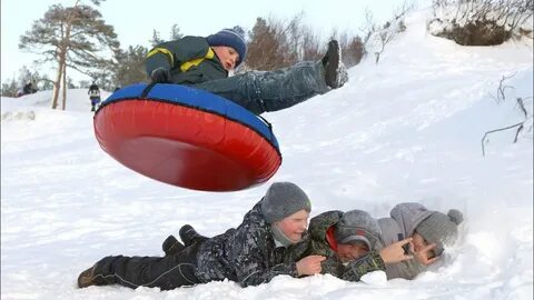 дети на тюбингах зимой