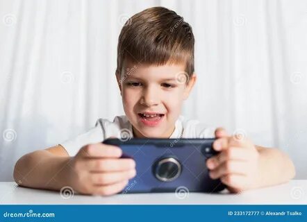 Мошенники массово взламывают iPhone детей через мобильные игры. Госдума бьёт тревогу