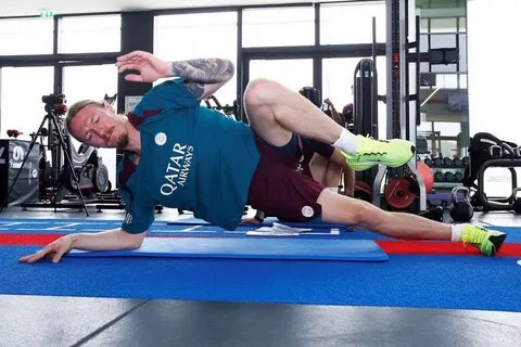 Сафонов на тренировке ПСЖ с гипсом