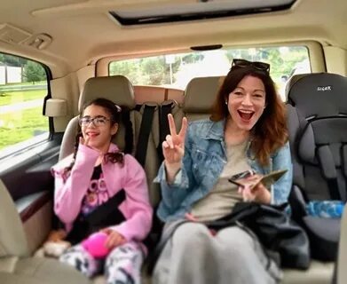 Алена Хмельницкая с дочерьми на отдыхе