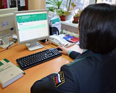 Судебные приставы в рабочем кабинете