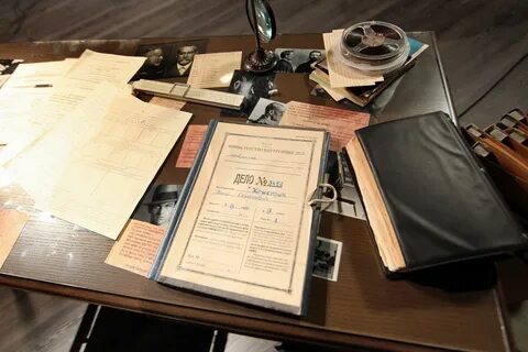 документы на столах следователей