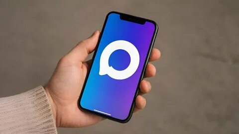 экран смартфона с мессенджером MAX