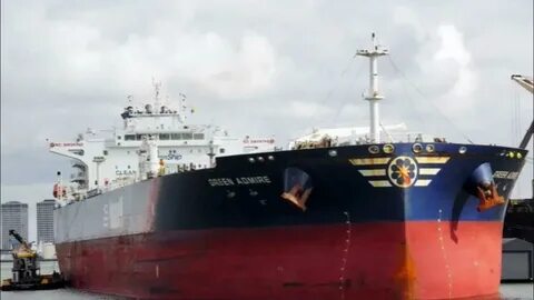 Танкер с российским флагом в порту