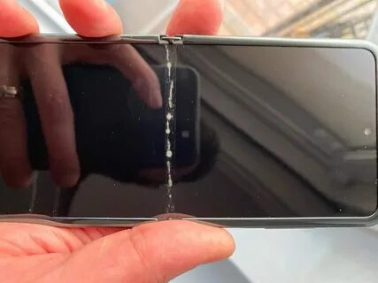 трещина на экране Samsung Galaxy Z TriFold