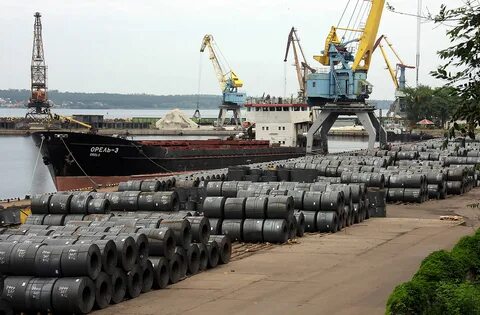 погрузка металла в порту