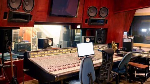 Студия звукозаписи с микрофоном в пустом зале