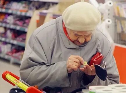 пожилые люди расплачиваются наличными