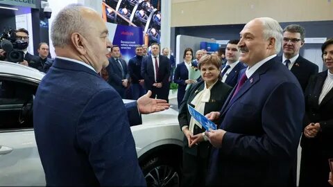 президент Лукашенко получает сертификат