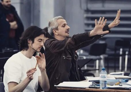 Константин Богомолов на репетиции в театре