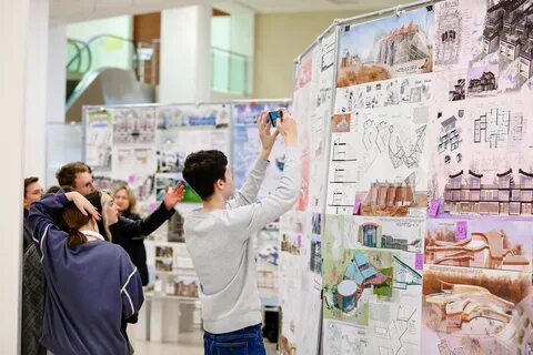 студенты на выставке архитектуры