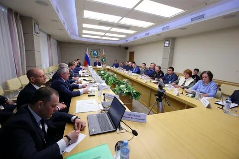 чиновники на совещании томск