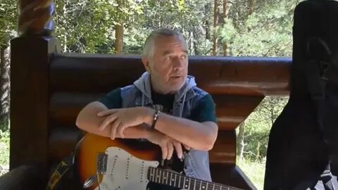 Юрий Рыманов на сцене с гитарой