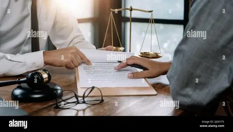 Юрист обсуждает договор перед ноутбуком