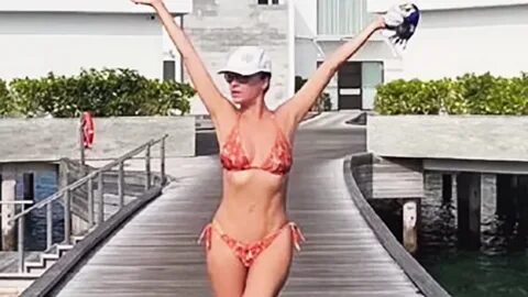 Слава на вилле Бали в красном купальнике