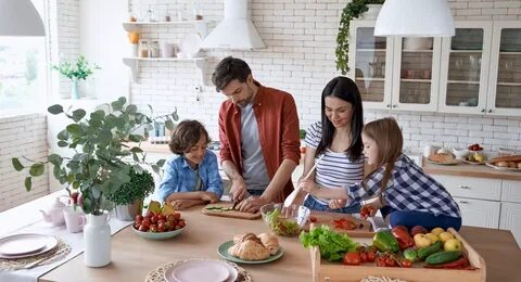 семья готовит еду в арендованных апартаментах