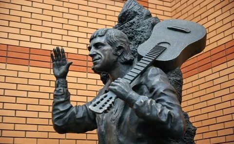 Поклонники Высоцкого по всей России отмечают 88-летие барда цветами и песнями у памятных мест