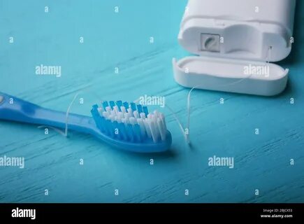 зубная щётка и нить на столе
