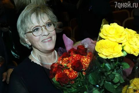 Алиса Фрейндлих дома с цветами