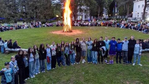 студенты Подольска у костра в парке