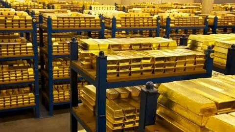 слитки золота в хранилище