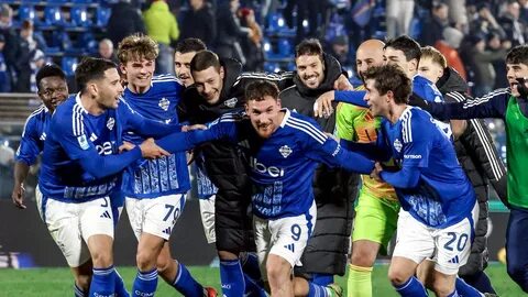 футболисты «Комо» празднуют гол