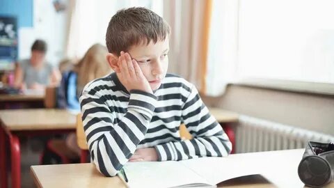 грустный школьник в классе