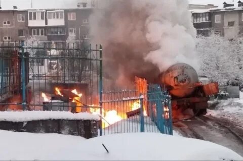 Возгорание газгольдера в Мурманске: эвакуация 40 жителей на Аскольдовцев