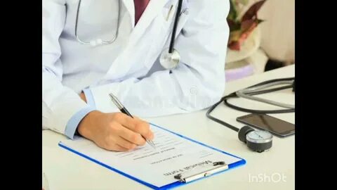доктор заполняет медицинскую карту