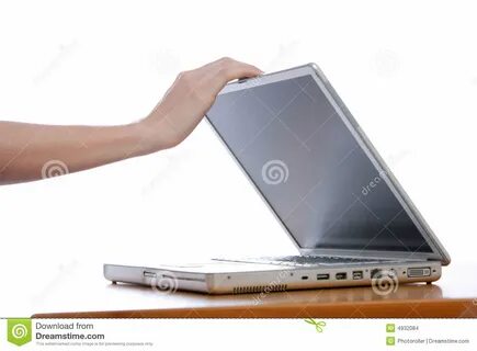 человек закрывает ноутбук