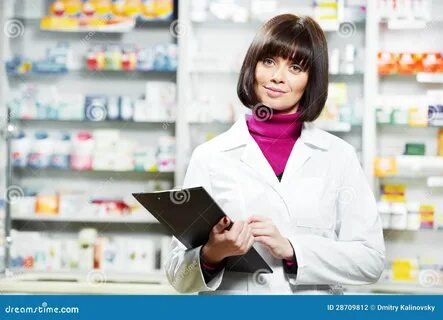 фармацевт в аптеке