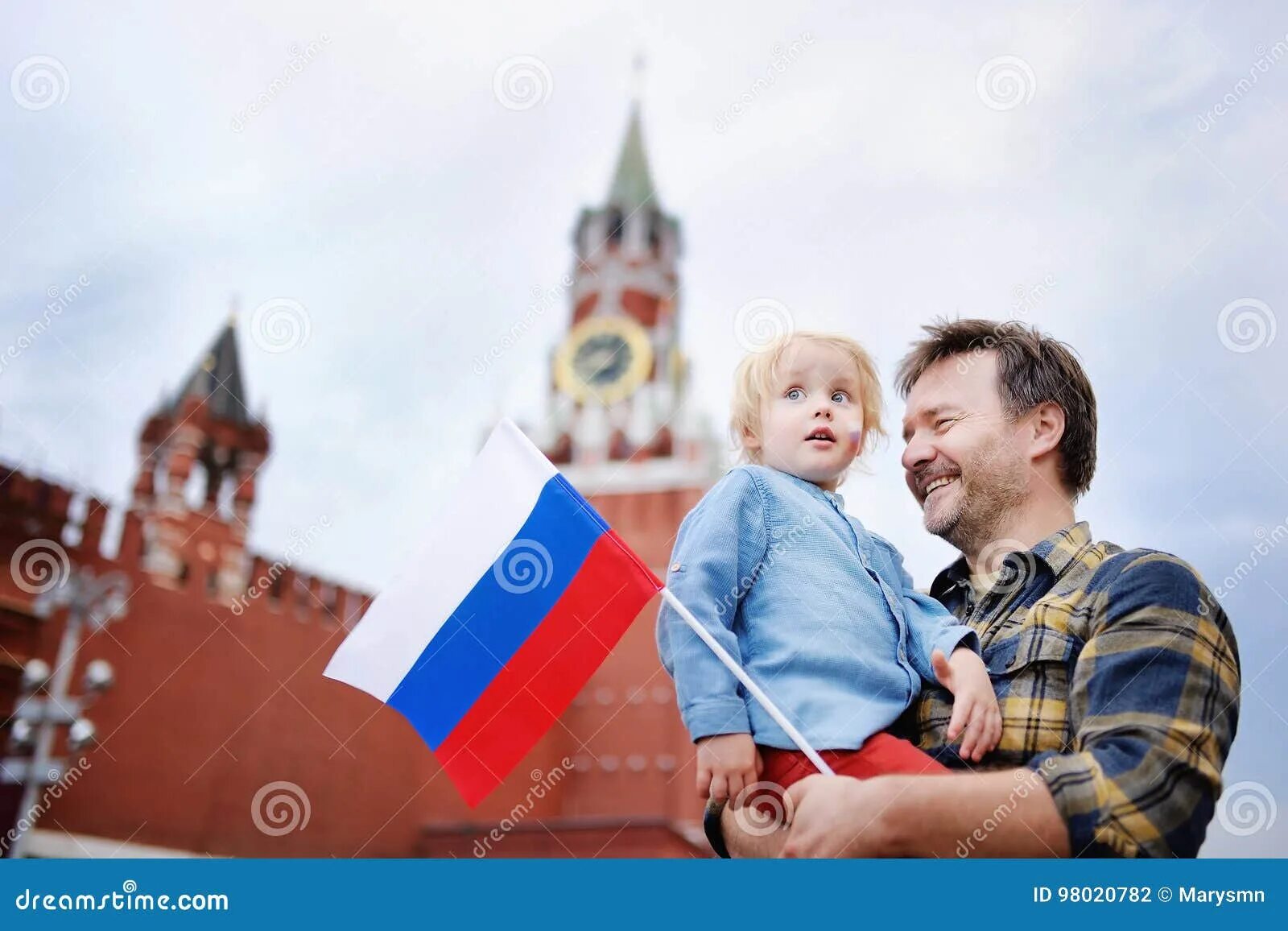 семья с флагом России на фоне снега