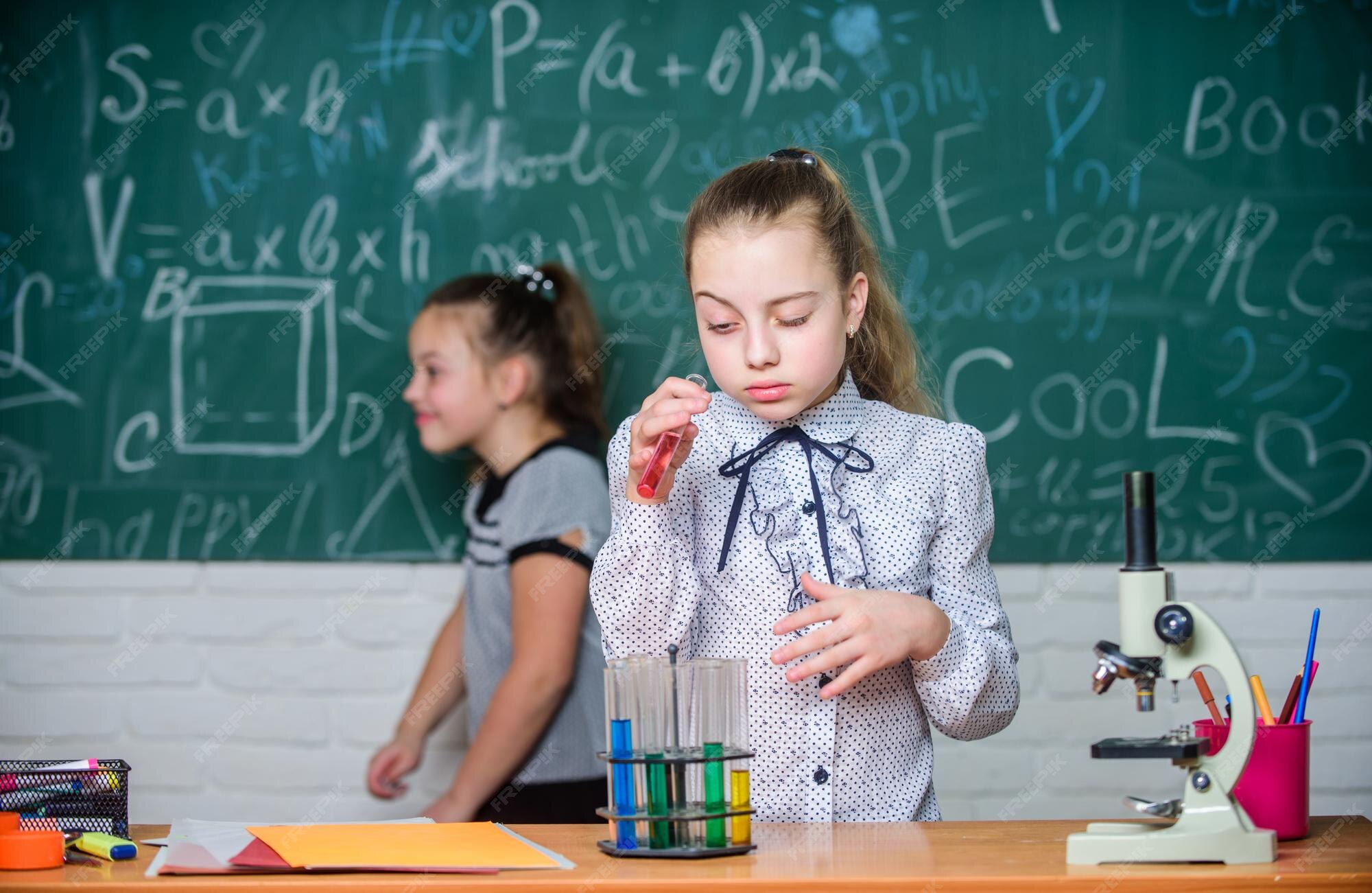 девочки в лаборатории
