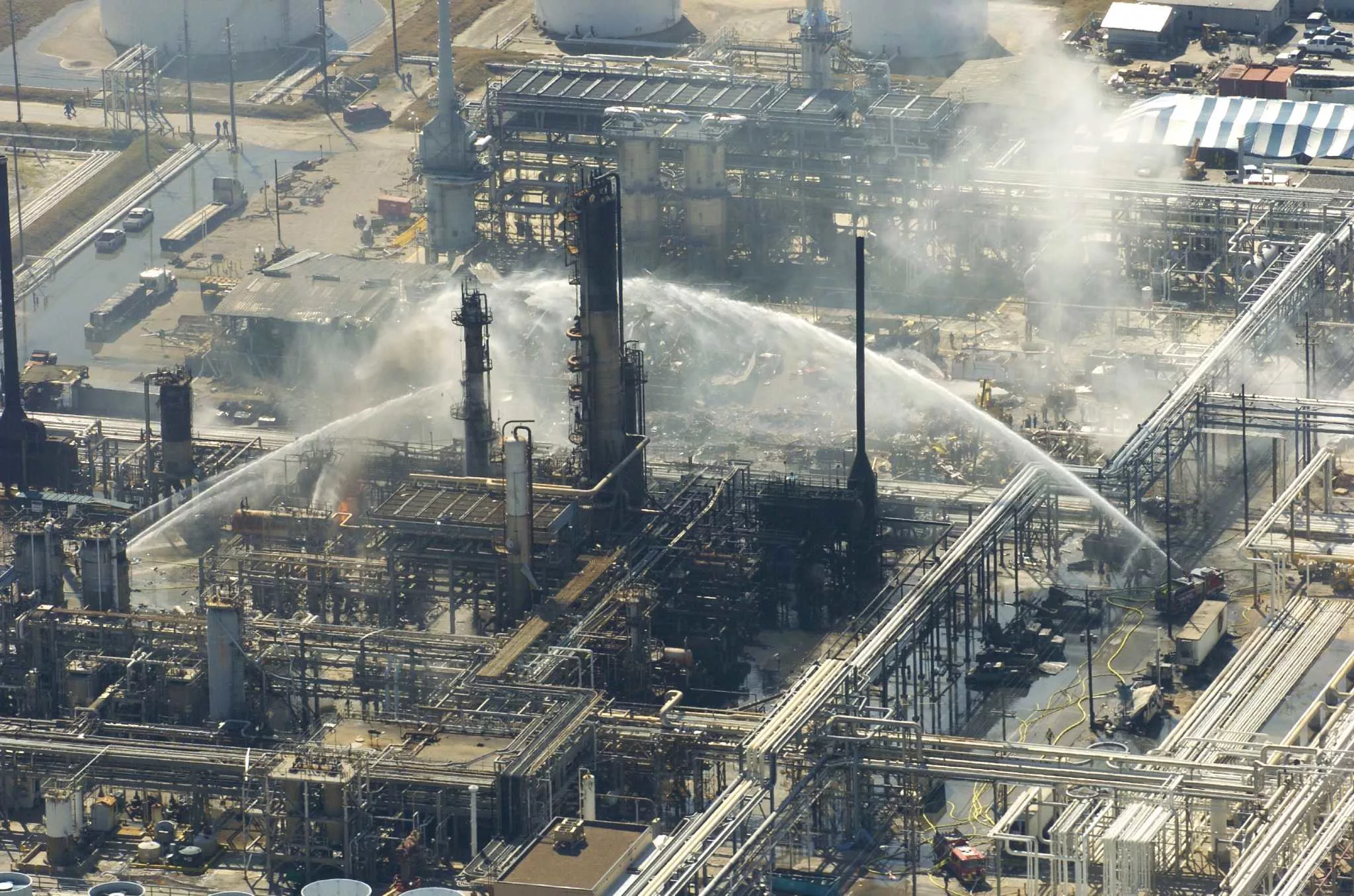 взрыв на нефтеперерабатывающем заводе