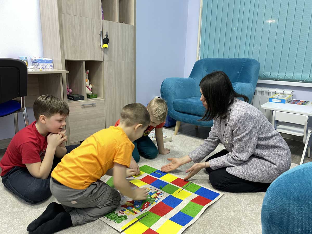 психолог консультирует ребенка