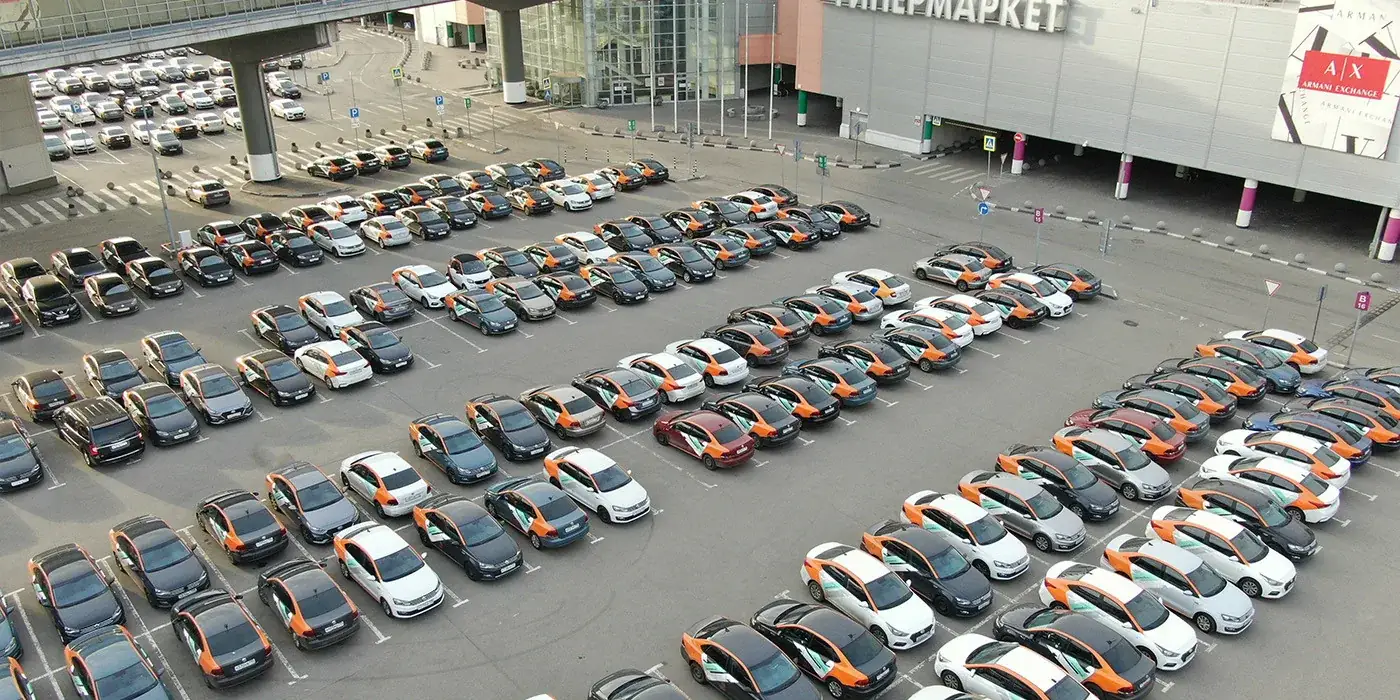 автомобиль каршеринга на парковке