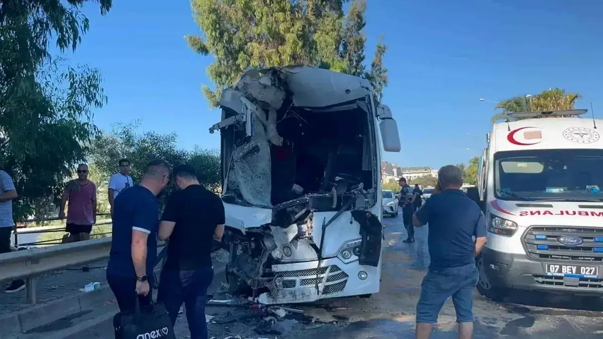 автобус после аварии в турецком поле
