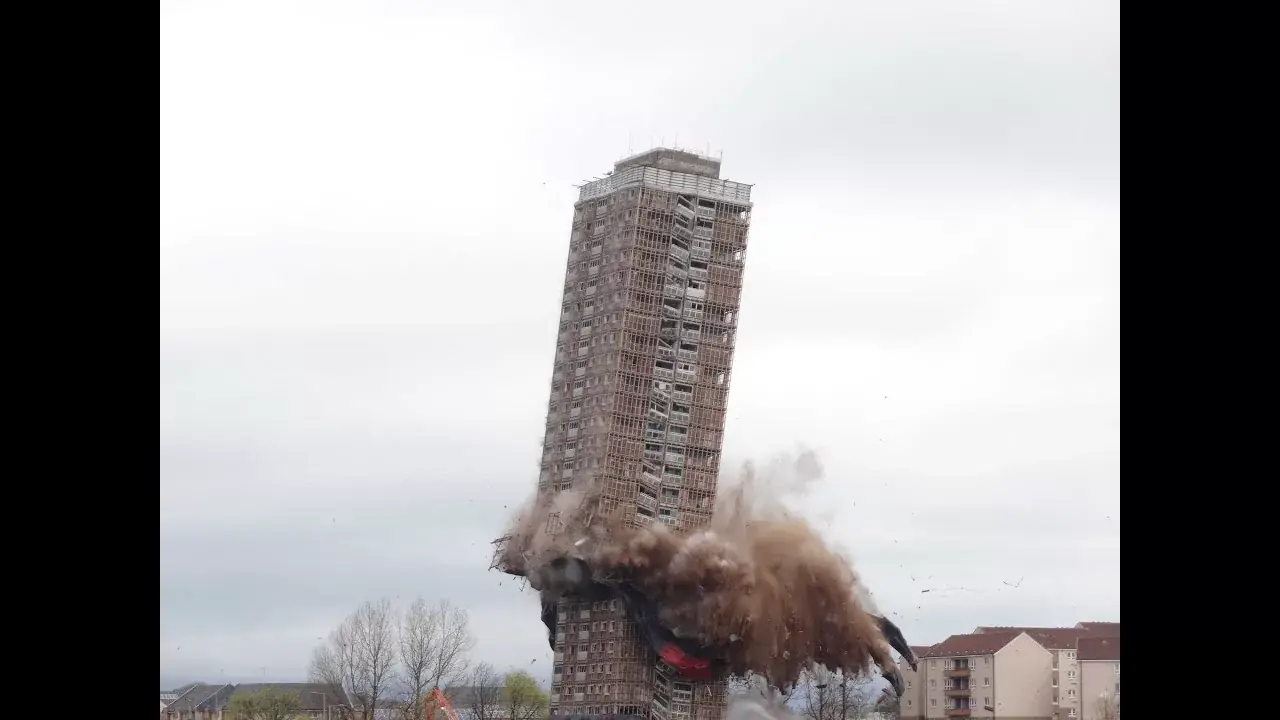 разрушенная крыша здания суда